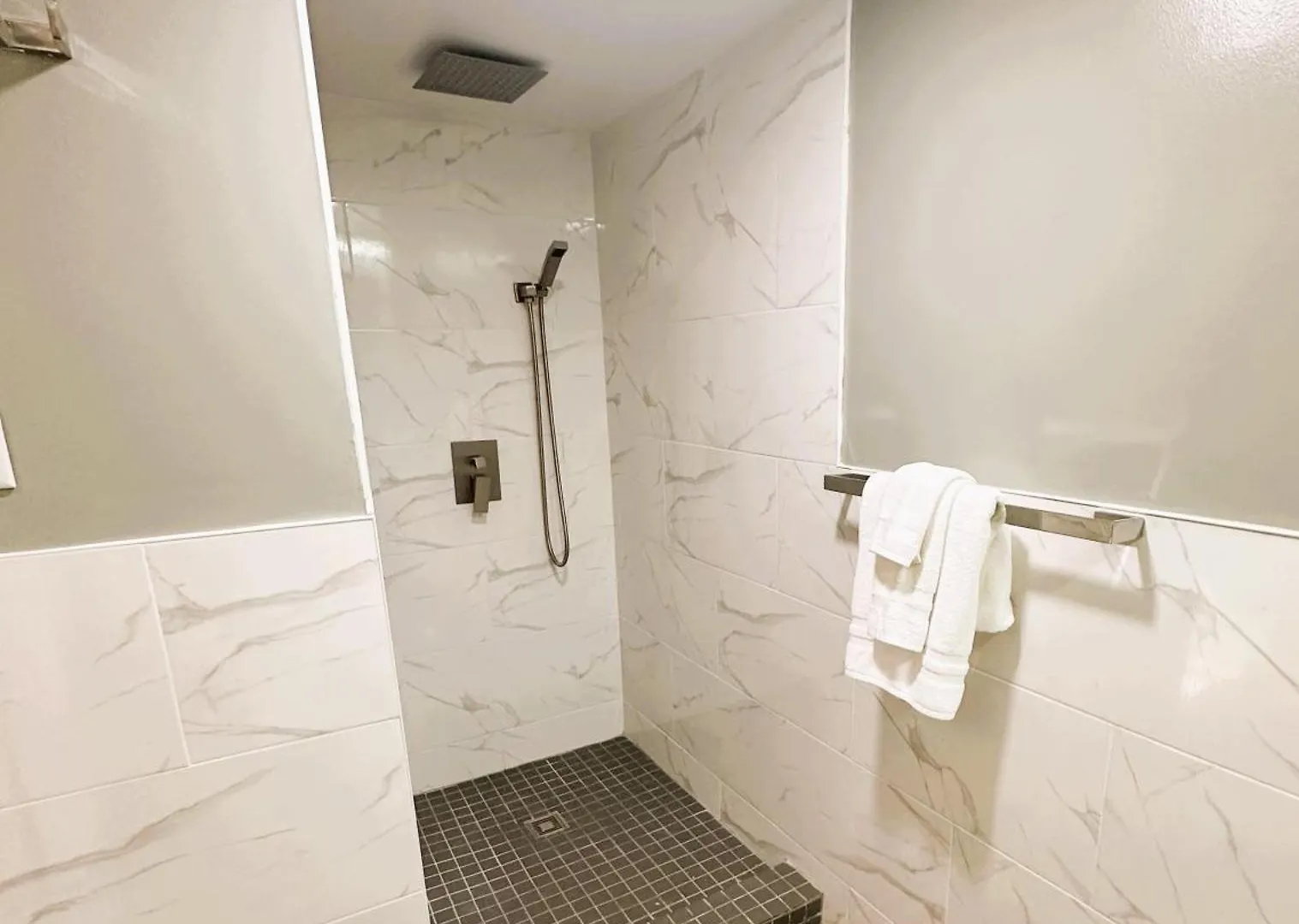 Featherstone Upstairs Apartment, West End Apartman